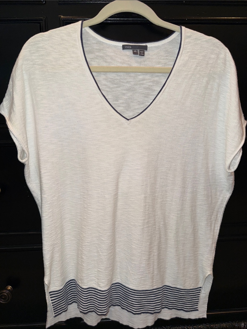 VINCE White Short Sleeve V-Neck Knit Top with Navy Trim